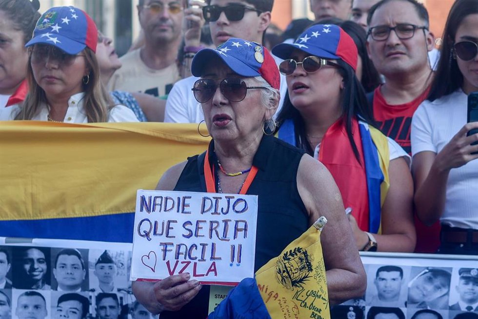 Varias personas durante una concentración contra Nicolás Madur, en la Puerta del Sol, a 3 de agosto de 2024, en Madrid (España)