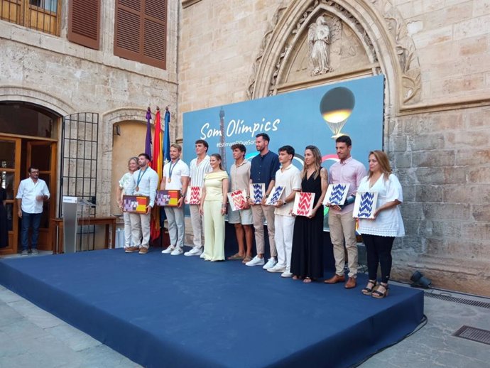 La presidenta del Govern, Marga Prohens, posa con los deportistas olímpicos.