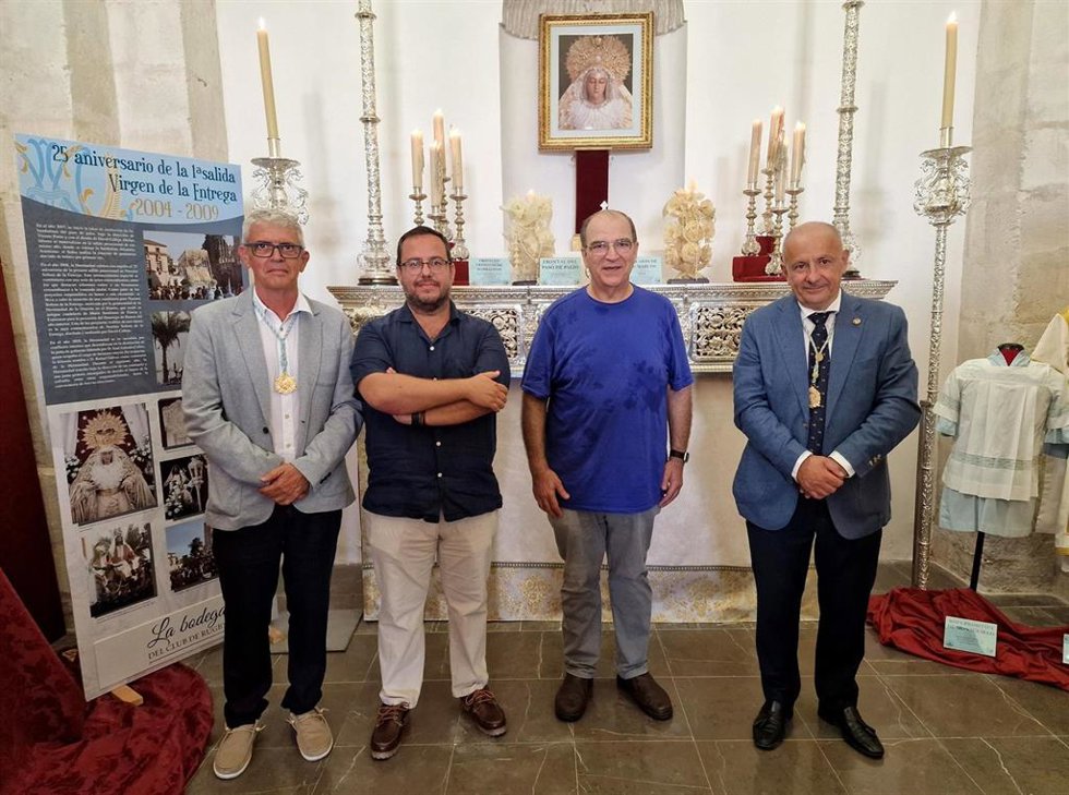Autoridades presentes en la inauguración de la exposición por el 50 aniversario de la fundación de la Hermandad de la Borriquita de El Puerto de Santa María.