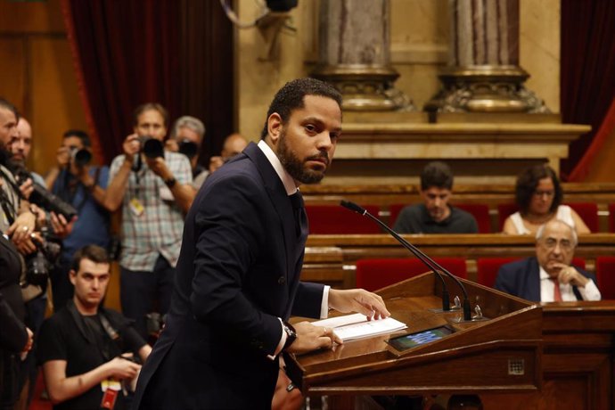 El presidente de Vox en el Parlament, Ignacio Garriga, interviene durante el pleno del debate de investidura