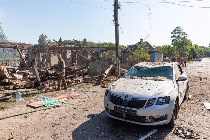 Una vivienda y un vehículo destruidos por un ataque ruso en la región de Sumi