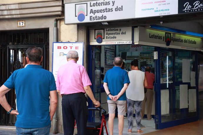 Colas para comprar lotería en una administración de Loterías y Apuestas del Estado ubicada en el centro de Sevilla.