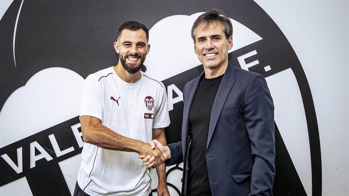 Luis Rioja junto a Miguel Ángel Corona tras fichar por el Valencia CF