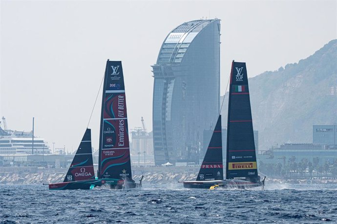 Imagen de la regalta entre el Emirates Team New Zealand y el Luna Rossa Prada Pirelli