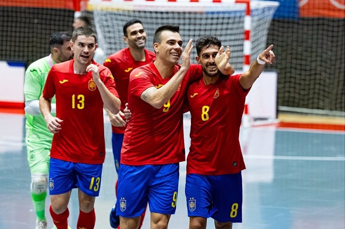 Los jugadores de la selección española de fútbol sala celebran uno de sus goles en el amistoso ante Hungría en Ferrol