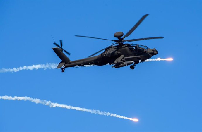 Archivo - Imagen de archivo de un helicóptero Apache AH-64 de Corea del Sur disparando bengalas durante un ejercicio conjunto entre Corea del Sur y Estados Unidos