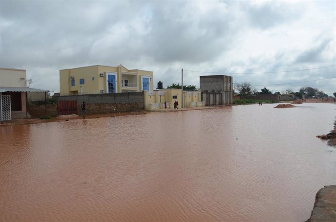 Archivo - Imagen de archivo de una aldea inundada en Maradi, en Níger