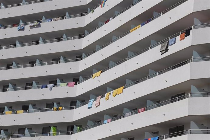 Archivo - Toallas colgando en los balcones de un hotel.