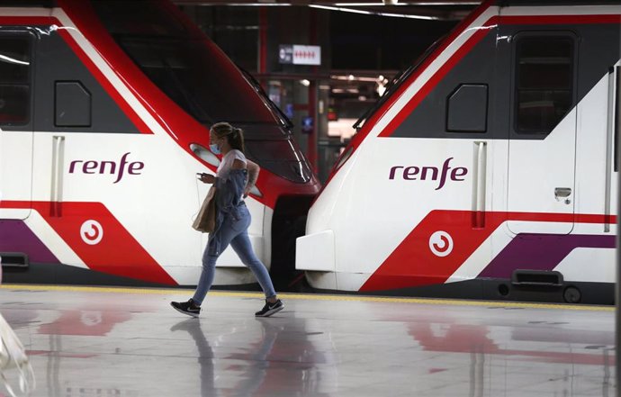 Archivo - Una mujer en la estación de Renfe de Nuevos Ministerios durante el primer día laboral tras el estado de alarma, a 10 de mayo de 2021, en Madrid (España). 