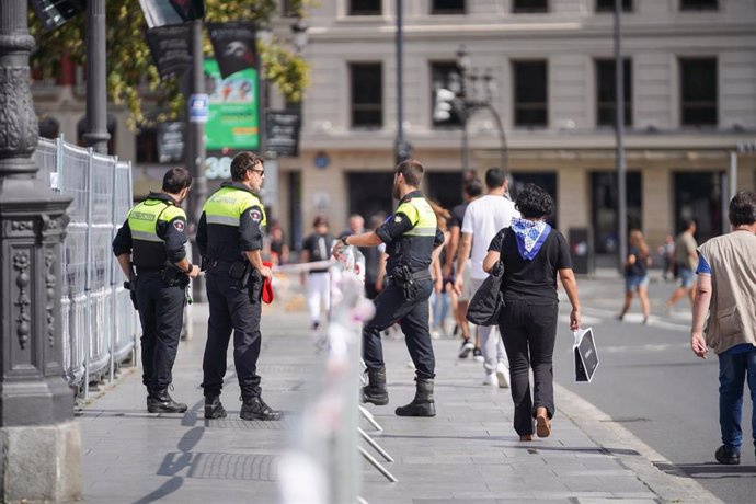 Varios agentes de la Policía Municipal en Bilbao.