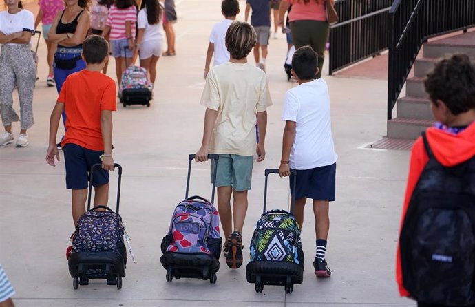 Un grupo de niños se dirige al colegio.