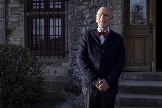 John Malkovich protagoniza El mayordomo inglés: "Una de las medicinas para lidiar con la vida es la habilidad para reír"