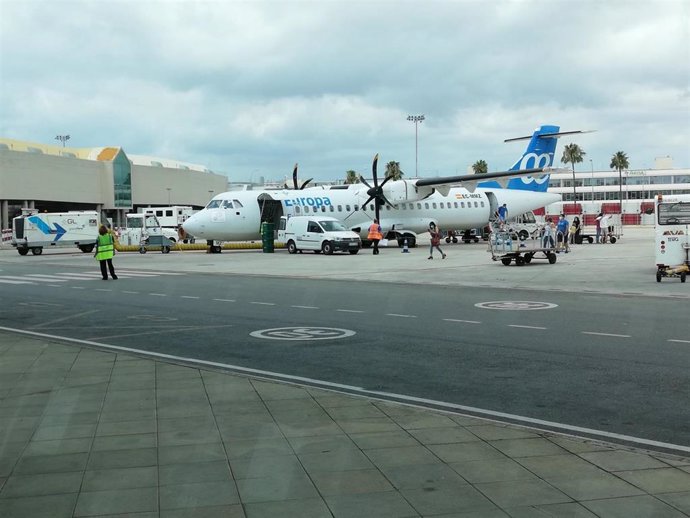 Archivo - Un avión de Air Europa que cubre rutas interislas, en pista en el aeropuerto de Palma.