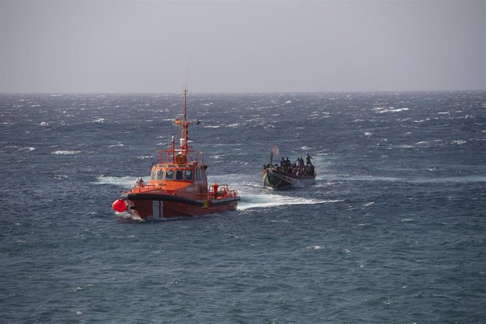 Un cayuco llega al puerto de La Restinga 