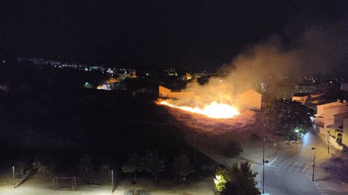 Incendio en un solar de La Zubia