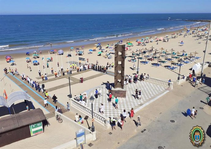 Archivo - Una playa de Chipiona en una imagen de archivo