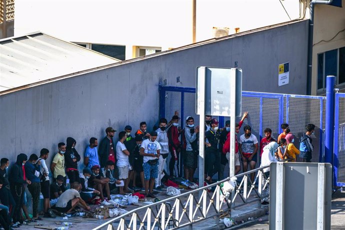 Archivo - Cientos de personas, la mayoría marroquíes, guardan cola en la oficina para tramitar los asilos situada en la frontera del Tarajal que separa Ceuta de Marruecos, a 3 de agosto de 2021, en Ceuta (España). 