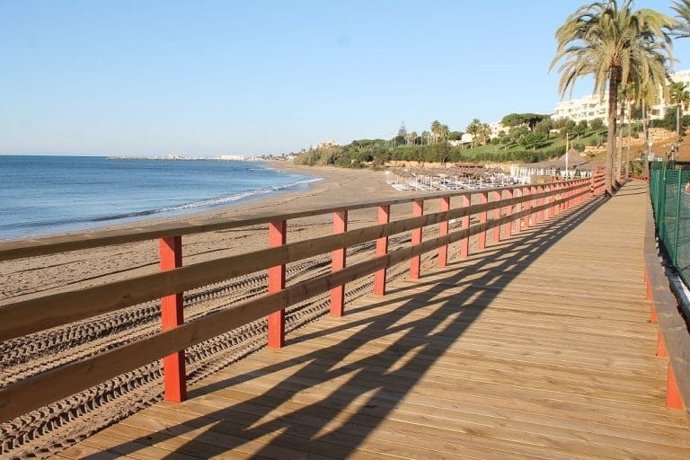 Vista de la senda litoral a su paso por la costa de la ciudad de Mijas.