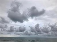 La mitad oriental de la Península registró ayer tormentas, algunas con granizo, y no se superaron los 40ºC