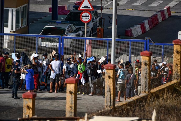 Archivo - Cientos de personas, la mayoría marroquíes, guardan cola en la oficina para tramitar los asilos situada en la frontera del Tarajal que separa Ceuta de Marruecos, a 3 de agosto de 2021, en Ceuta (España). 