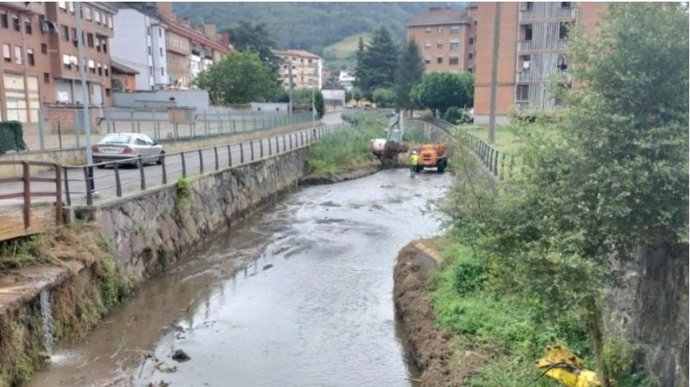 La Confederación Hidrográfica del Cantábrico trabaja en la conservación del río San Juan, en Mieres.