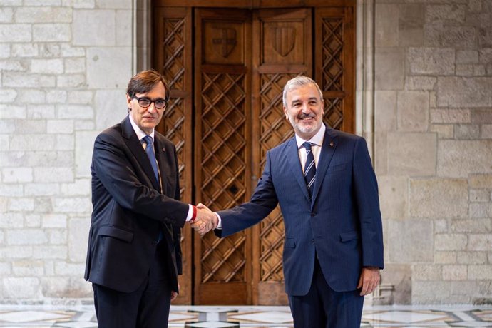 El presidente de la Generalitat de Catalunya, Salvador Illa (i), y el alcalde de Barcelona, Jaume Collboni (d), posan a su llegada a su primera reunión, en el Palau de la Generalitat, a 23 de agosto de 2024, en Barcelona, Catalunya (España).