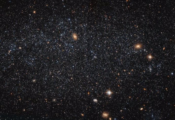 La galaxia Leo A se encuentra a unos 2,6 millones de años luz de distancia.