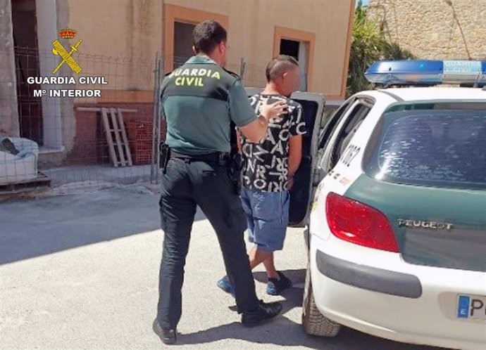 El detenido, esposado, junto a un agente de la Guardia Civil