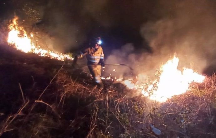 Archivo - Labores de extinción de un incendio en Cantabria