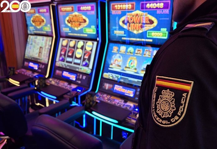 Tres detenidos en Valladolid por manipular la ruleta de una máquina de juegos y estafar cerca de 20.000 euros.