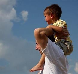 Archivo - Imagen de archivo de un padre y su hijo. 