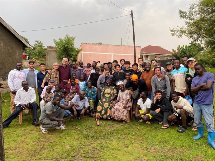 Habitantes de Oluvu junto a los cooperantes del programa organizado por Adesci