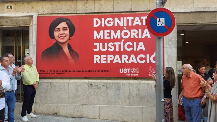 El secretario general de UGT, Pepe Álvarez, ante el cartelón de homenaje a Aurora Picornell colocado en la sede de UGT en Palma.