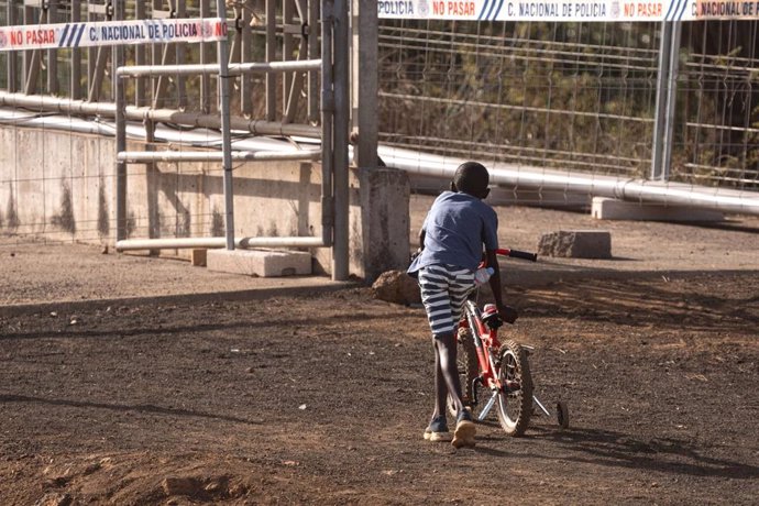 Un niño migrante en el Centro de Acogida Temporal de Extranjeros (CATE) de San Andrés en el Hierro.