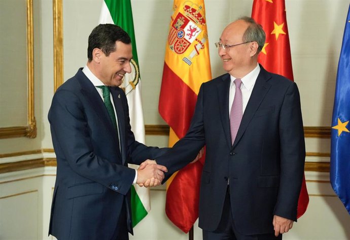 Archivo - El presidente de la Junta, Juanma Moreno (i), durante su reunión con una delegación del Comité Central del Partido Comunista chino encabezada por Yin Li (d), miembro de su buró político. (Foto de archivo de mayo de 2024).