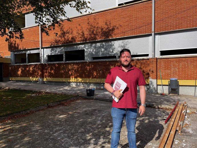 Íñigo López-Araquistáis_concejal de Urbanismo durante su visita al CEIP Madre de Dios