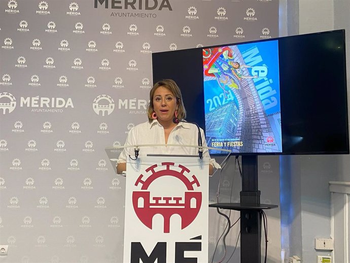 Delegada de Festejos del Ayuntamiento de Mérida, Ana Aragoneses, en rueda de prensa este viernes