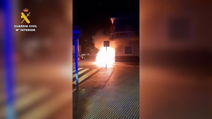 Imagen del vehículo incendiado cerca de viviendas en Punta Umbría (Huelva).