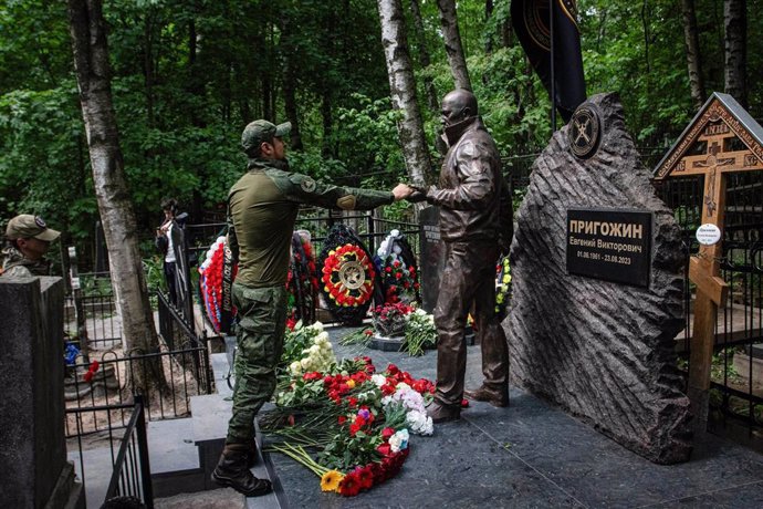 Archivo - Estatua en homenaje a Yevgeni Prigozhin, jefe del Grupo Wagner, en San Petersburgo.