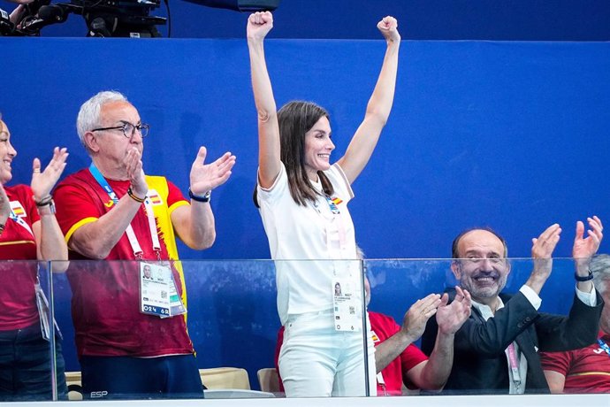 La Reina Letizia durante un partido de waterpolo de la selección femenina durante los Juegos Olímpicos de París