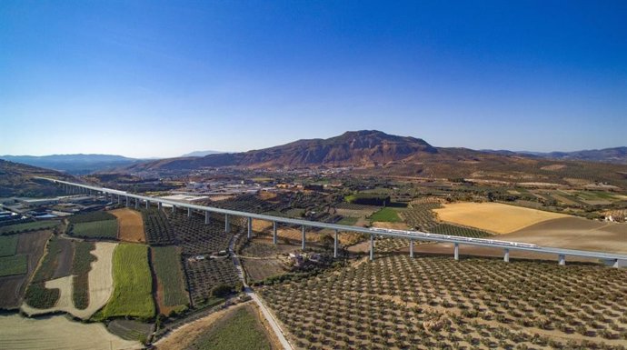 Vista de la línea AVE en el Poniente de Granada