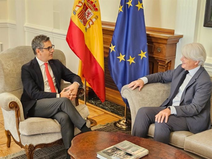 El ministro de Presidencia y Justicia, Félix Bolaños, con el presidente del Consejo General de la Abogacía Española (CGAE), Salvador González