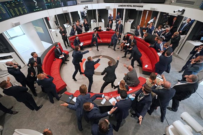 Archivo - 06 September 2021, United Kingdom, London: Traders are seen in the Ring at the London Metals Exchange after open-outcry trading returned for the first time since March 2020, when the Ring was temporarily closed due to the coronavirus pandemic. T