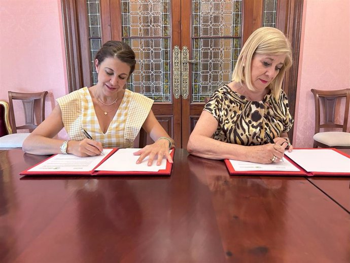 SAilvia Pozo con Blanca Fernández Pin en la firma del acuerdo