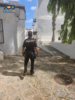 Archivo - Agente de la Policía Nacional en Ibiza.