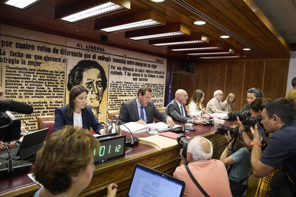 El ministro de Transportes y Movilidad Sostenible, Óscar Puente (2i), durante su comparecencia ante la Comisión de Transportes y Movilidad Sostenible del Senado para explicar los reiterados retrasos y múltiples incidencias en la red ferroviaria española