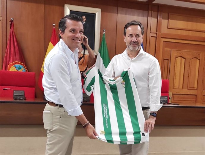 Bellido y Fernández Monterrubio muestra una camiseta del Córdoba CF con la marca 'Córdoba Patrimonio de la Humanidad' en el frontal.