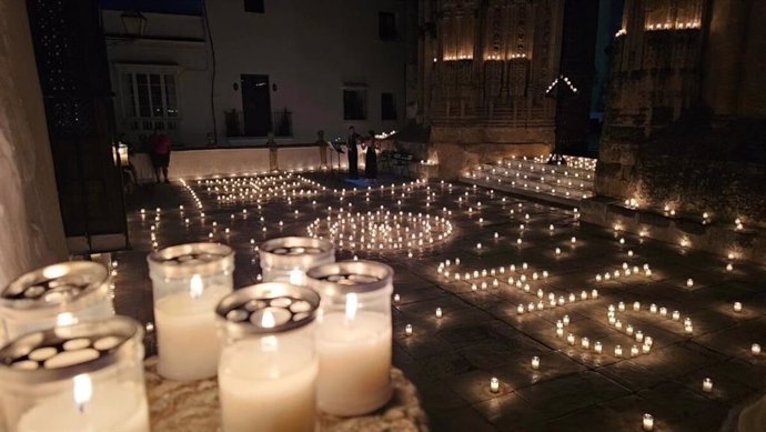 Velas encendidas en una calle de Arcos.