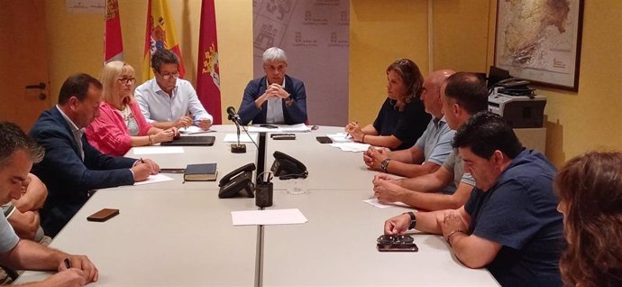 Representantes municipales de la Zona Básica de Salud del Páramo durante la reunión mantenida con el delegado territorial y el gerente de Salud de León