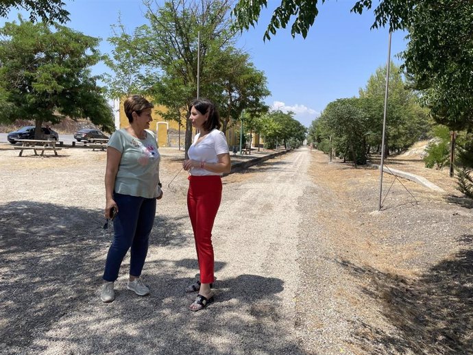 Isabel Uceda (d) durante una visita a una vía verde.